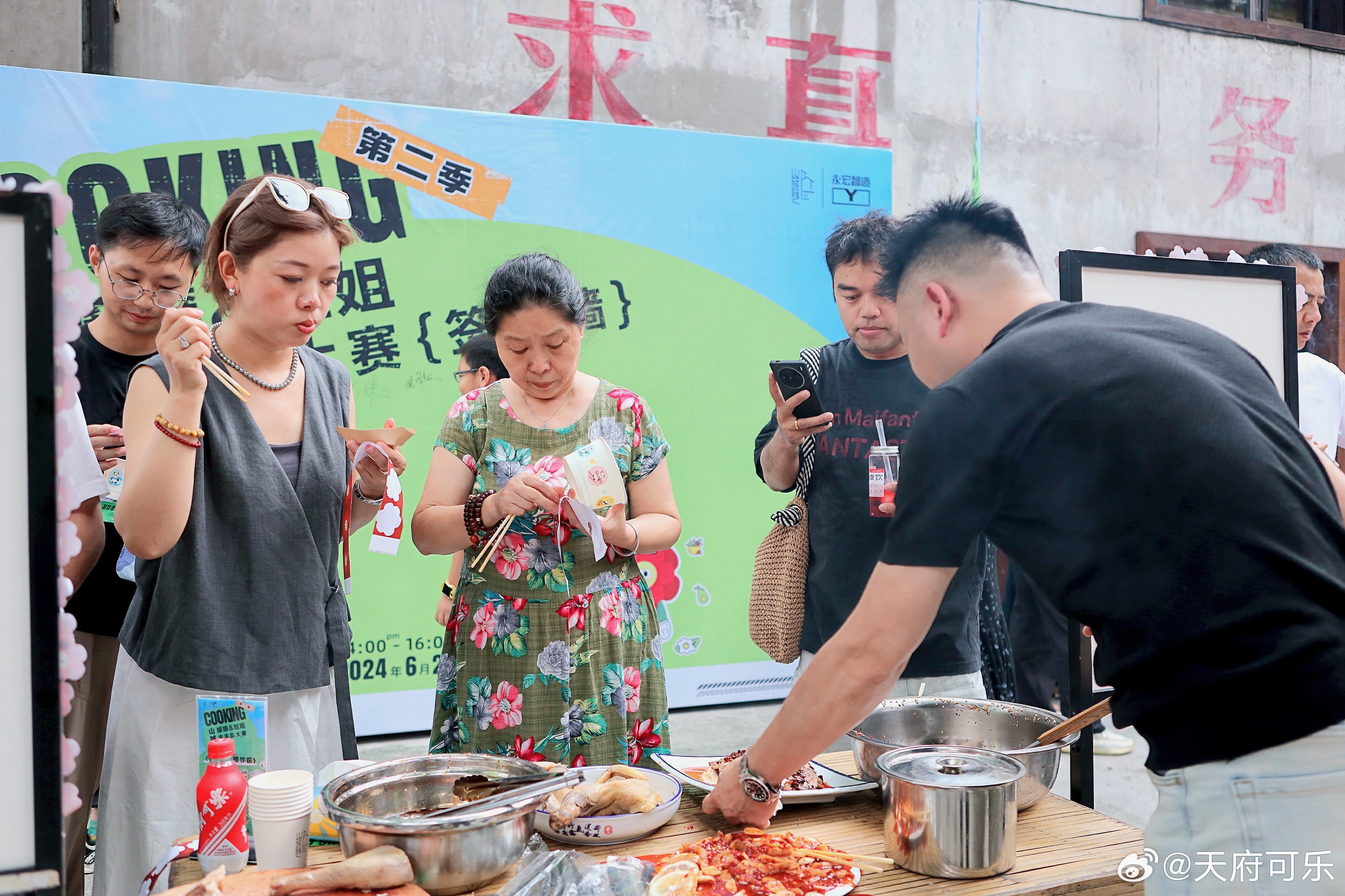 小巷深處的獨(dú)特風(fēng)味，推手直播盛宴，味蕾與鏡頭的交響會(huì)