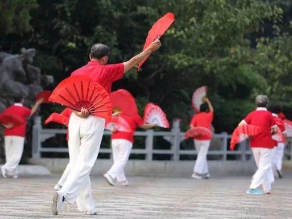 小紅書熱點揭秘，廣場舞新風尚竟霸占籃球場！