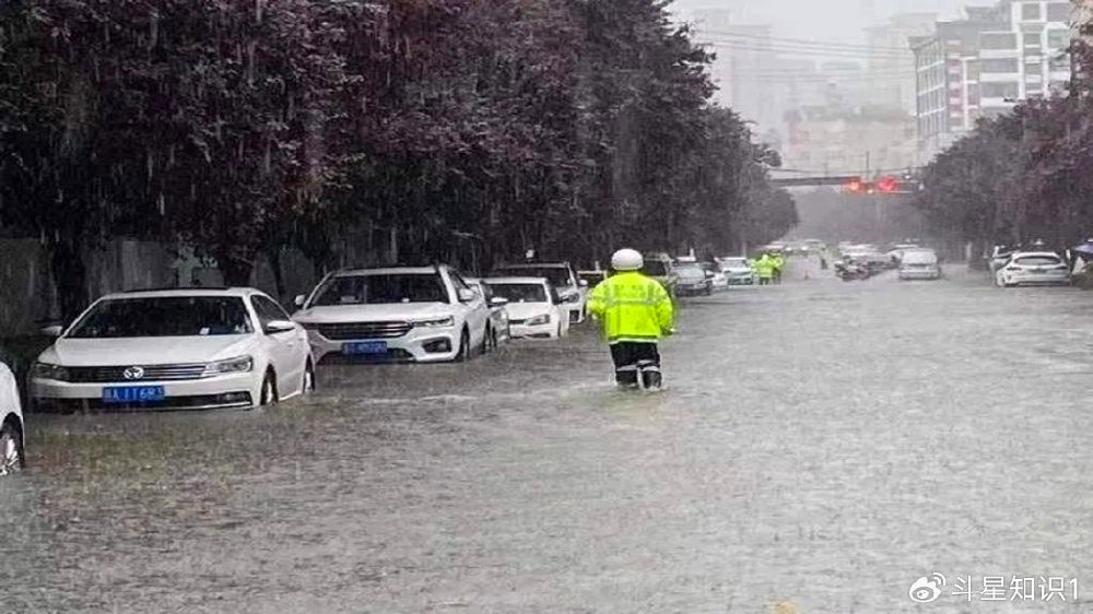 西安暴雨考驗，挑戰(zhàn)與溫情并存的城市脈動